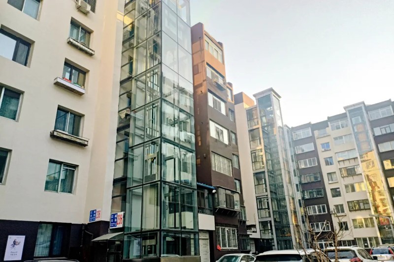 永安花園小區內加裝的電梯。丹東市元寶區委網信辦供圖