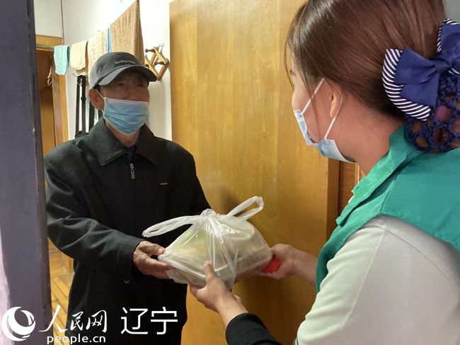 郭蒼娜上門為李維權老人送餐。人民網 孝媛攝
