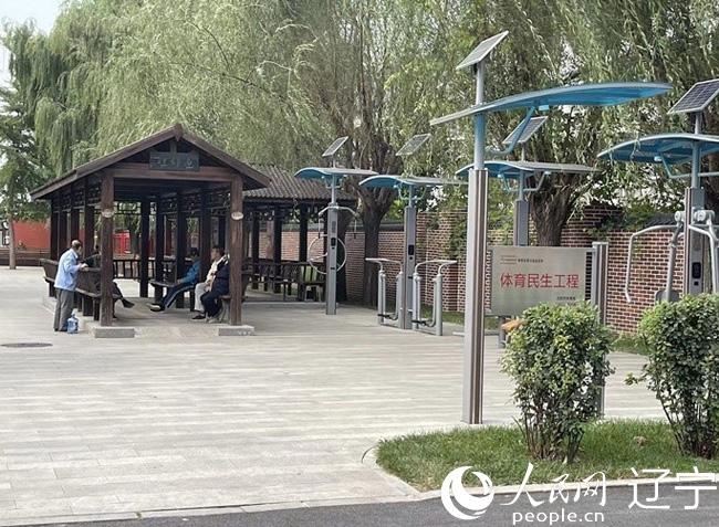 牡丹社區的居民在改造后的長廊里歇腳聊天。人民網 王斯文攝