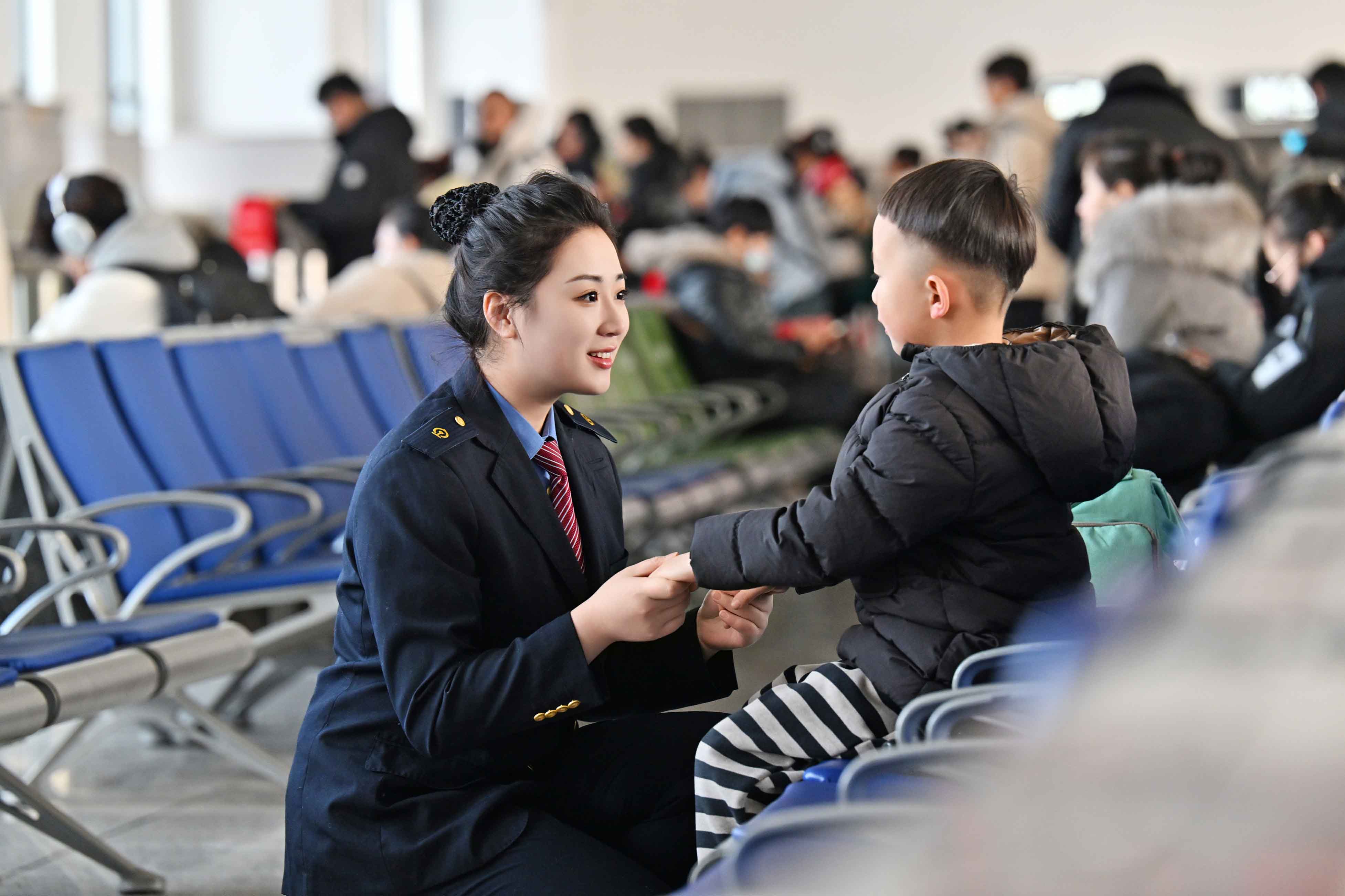 劉嚴鴻耐心給小朋友講解出行注意事項。李季春攝